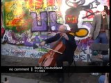 Mstislav Rostropovitch joue du violoncelle devant le Mur de Berlin, le 11 novembre 1989