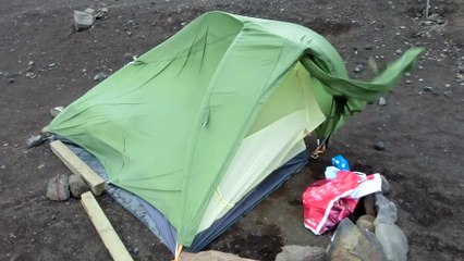 VauDe Hogan Ultralight getting trashed by Iceland and its winds