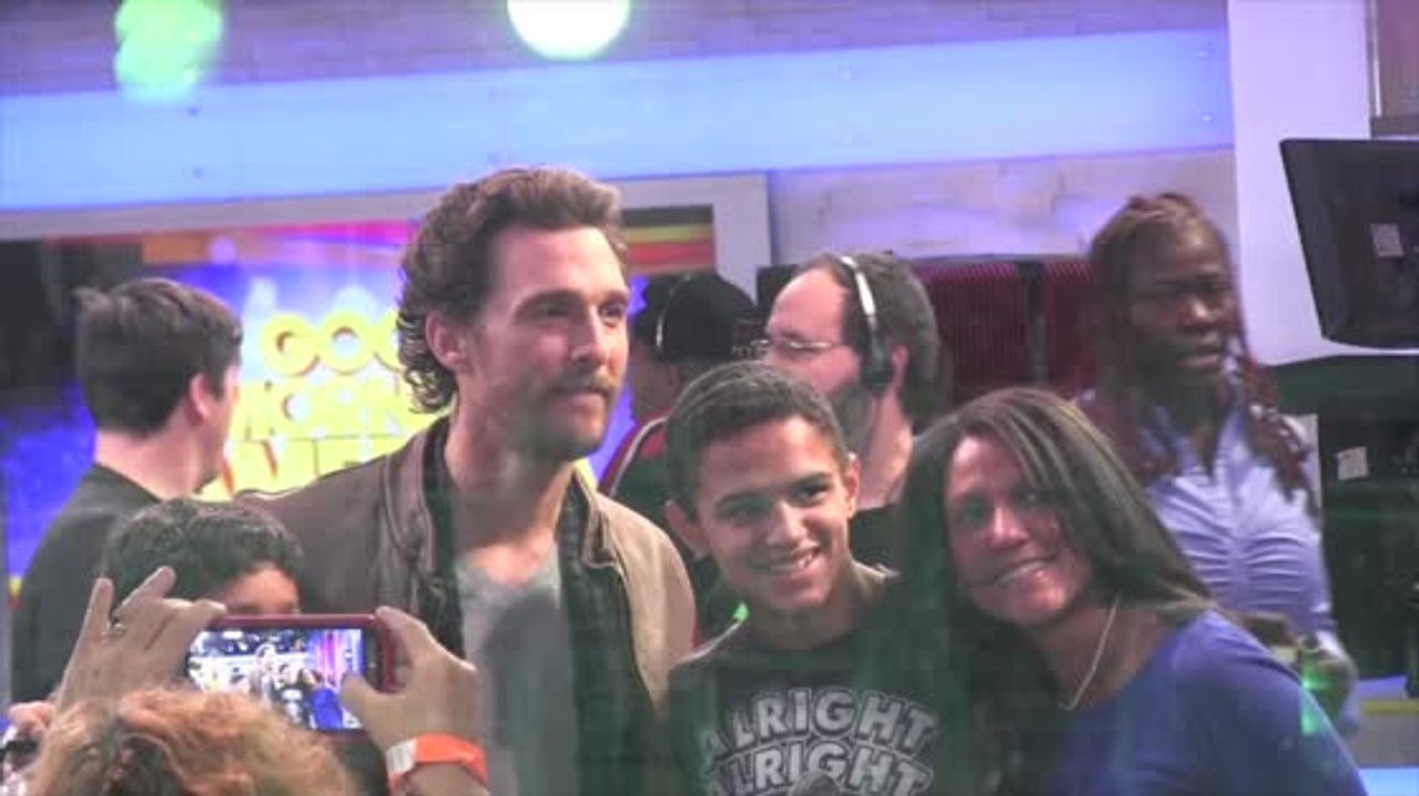 Matthew mcconaughey kümmert sich um seine fans nach seinem auftritt bei good morning america