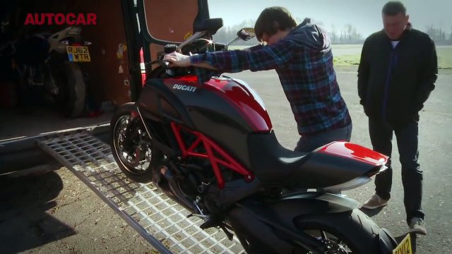 Audi R8 V10 Plus vs Ducati Diavel - Araba Tutkum