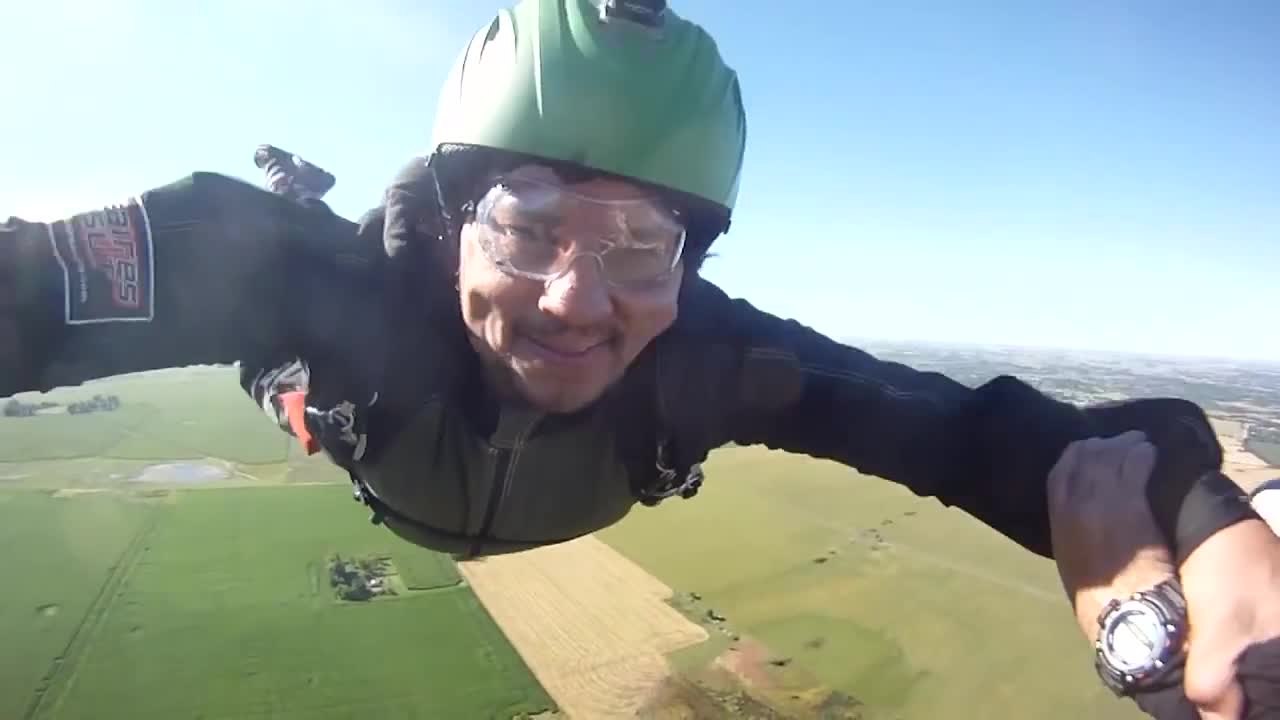 Quand deux parachutistes oublient d'ouvrir leur parachute