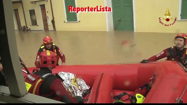 Alluvione a Carrara, i soccorsi degli anfibi dei Vigili del Fuoco