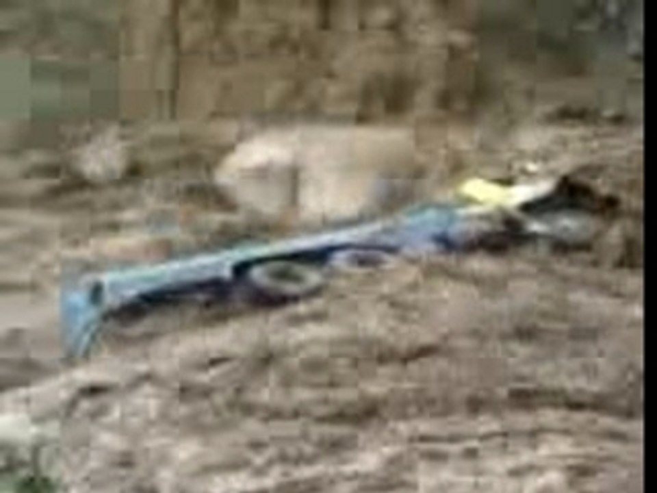 Régis Traverse Une Rivière En Crue