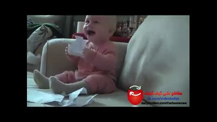 طفل يضحك من قلبه واكثر والسبب والده يقوم بشق الاورقاق امامه لو ما شهادت هذا المقطع حتروح ضحكت العمر