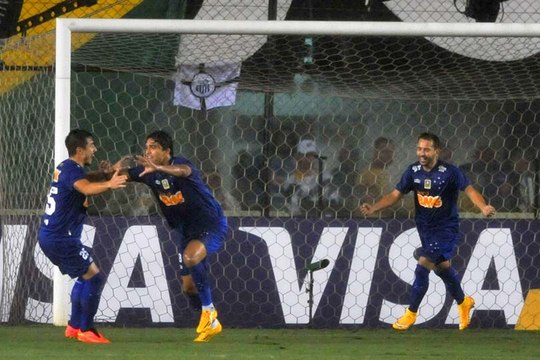 Santos dá trabalho, mas Cruzeiro garante vaga na final da Copa BR