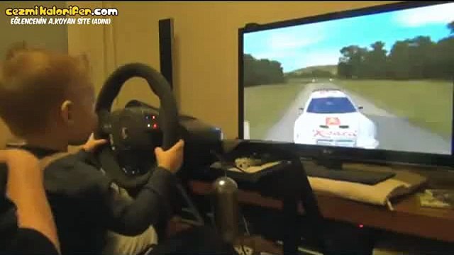 3 Yaşındaki Çocuğun Araba Yarışını Nerdeyse Hatasız Oynaması