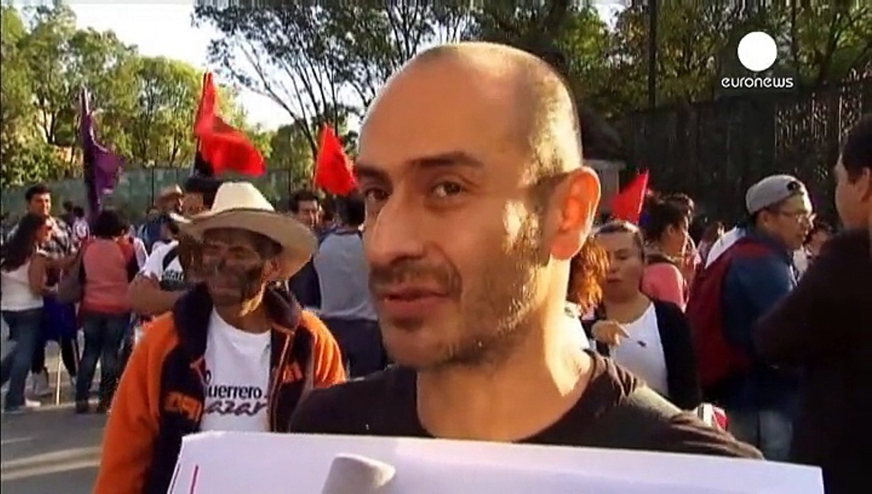 المكسيكيون يواصلون التظاهر للمطالبة بالكشف عن حقيقة اختفاء الطلاب