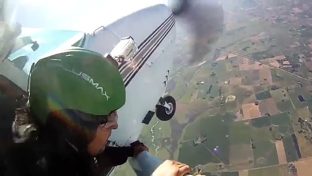 Sauvés par l'ouverture automatique de leur parachute