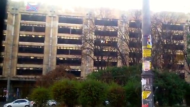 Киев на площади вывешен флаг Новороссии