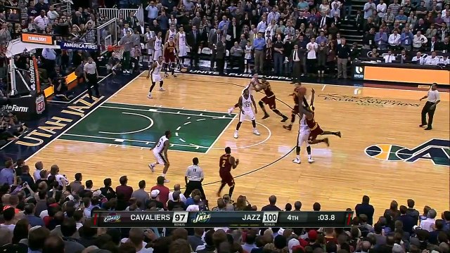 LeBron James drôle de faute vs Jazz