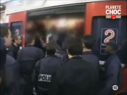 Des racailles provoquent la police et reçoivent une grosse correction