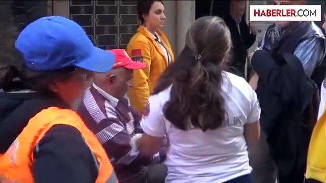 Sinir Krizi Geçiren Kadın, Polis ve Sağlık Ekiplerine Zor Anlar Yaşattı