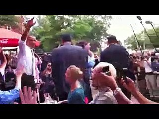 Terbiyesiz Herifler' Ayağa Kalkmadan Obama'nın Elini Sıktı!