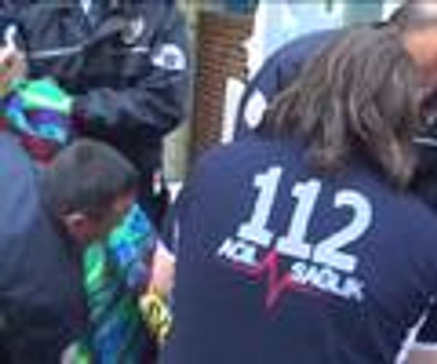 Sinir krizi geçirdi evde ne varsa balkondan aşağıya attı