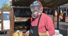 Olaylardan Etkilenmek İstemeyen Köfteci Gaz Maskesi Yaptı