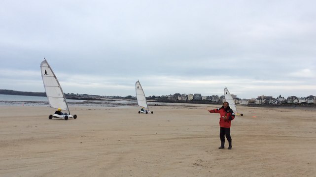 Renaud Lavillenie et l'équipe de France d'athlétisme en char à voile