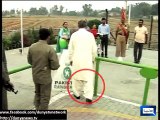 Dunya News - Rangers pull Shah Mehmood back as he accidently crosses Zero Line at Wagah Border