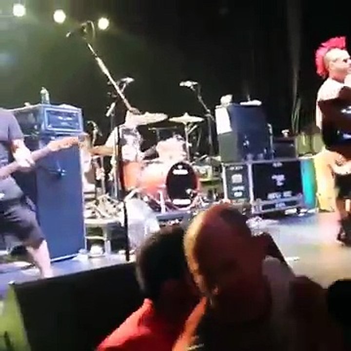 Fat Mike de NOFX remet à sa place un fan monté sur scène