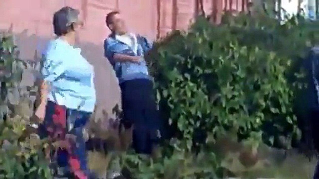 Ivre, un russe essaye de marcher sur Stayin’ Alive