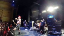 Le chanteur de NOFX envoie un coup de pompe dans la tête d'un fan sur scène