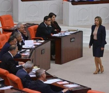 Pervin Buldan, Dilek Akagün Yılmaz'ın Kıyafetini Dikkatle Süzdü