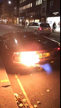 Lamborghini Aventador catches fire on Sloane Street