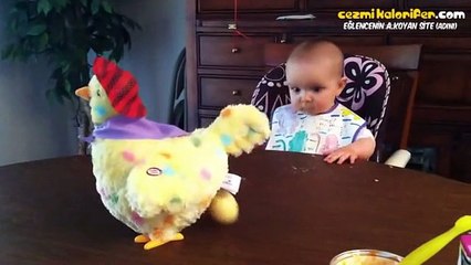 Oyuncak Tavuğun Yumurtlamasyla Kendinden Geçen Bebe