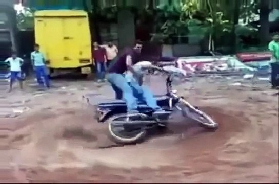 KERALA FUNNY ACCIDENTS VIDEOS INDIA - INDIAN FUNNIEST ACCIDENT CRASHES COMPILATION