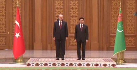Cumhurbaşkanı Erdoğan, Türkiye ve Türkmenistan Bayraklarını Yerde Bırakmadı