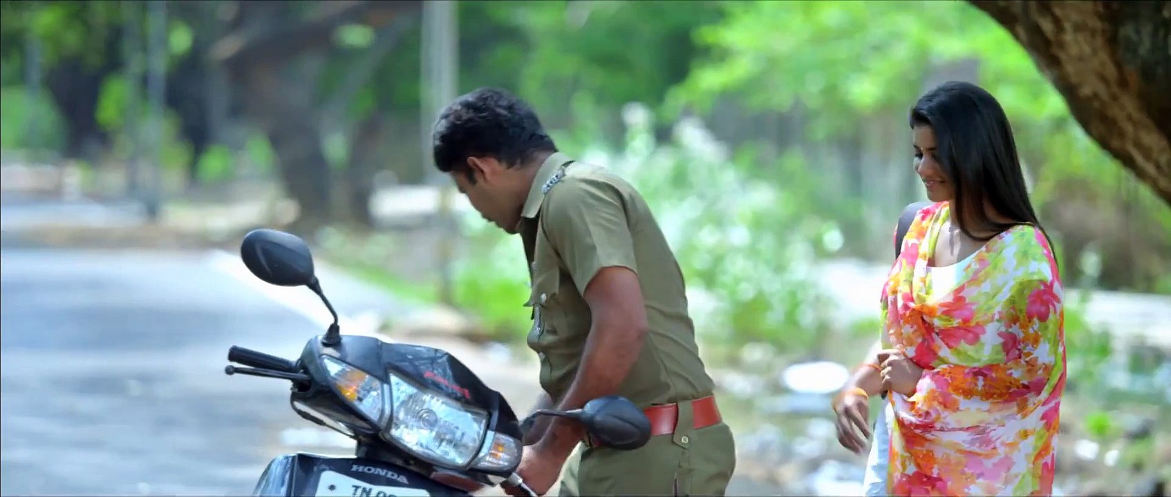 Pesadhe Official Full Video Song - Thirudan Police - Dinesh, Iyshwarya - Yuvan Shankar Raja