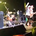 Le chanteur de NOFX frappe un fan en plein visage!