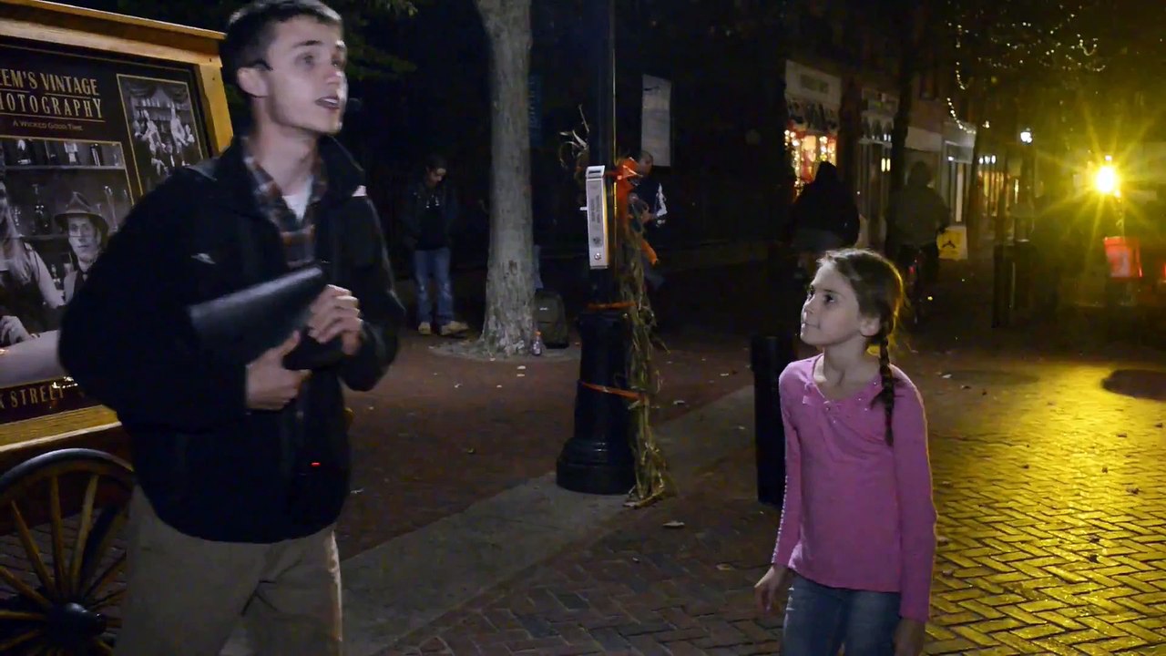 Une Petite fille agressive crie sur un prêcheur de rue!