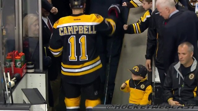 Un jeune fan de Hockey fait des checks aux joueurs des Boston Bruins! Adorable!