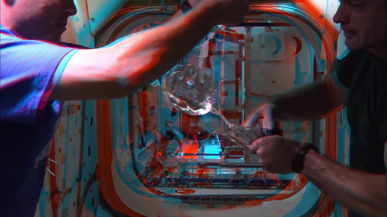 Des astronautes enferment une GoPro dans une bulle d'eau!