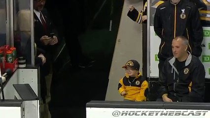 Un enfant fait des checks avec des joueurs de hockey