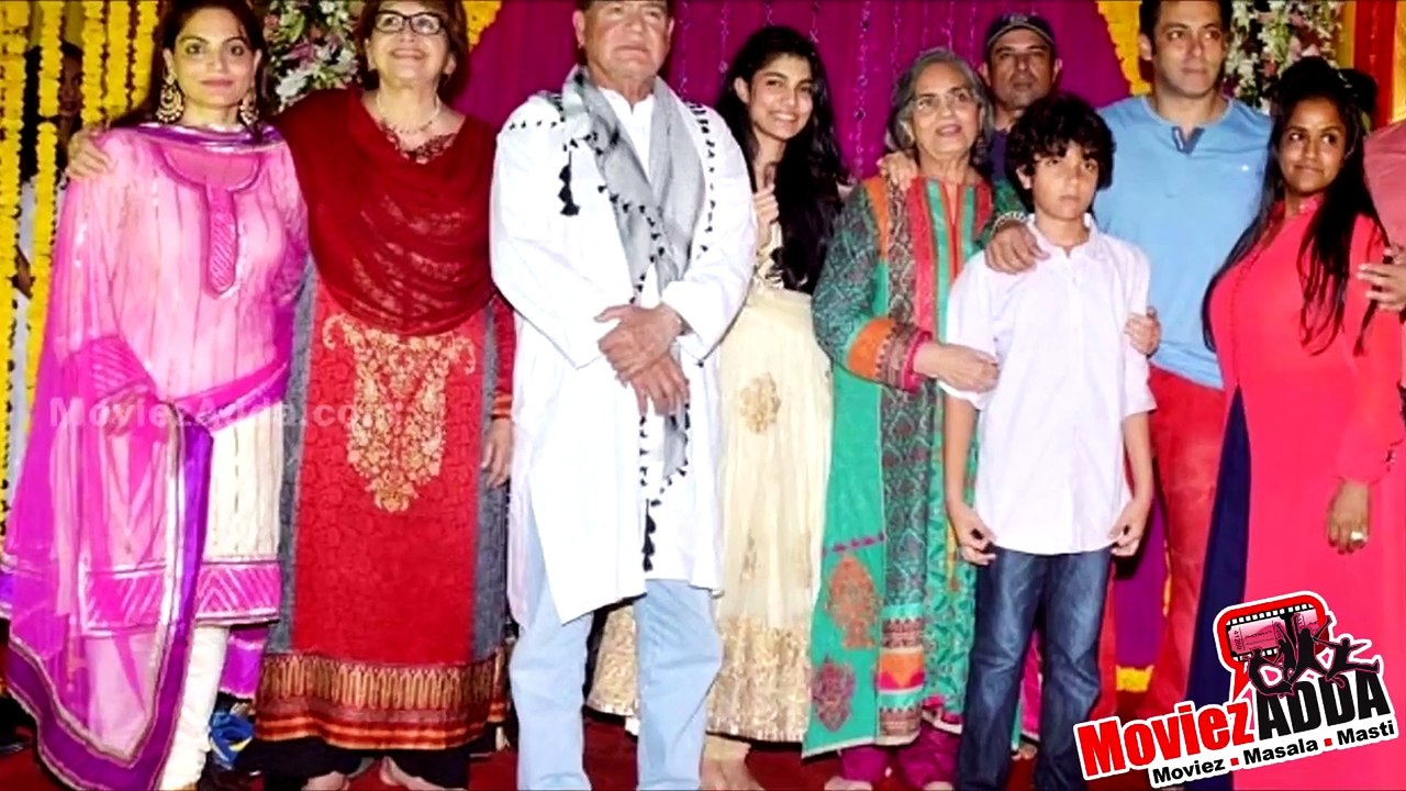 Bollywood Gossips | Salman & Kareena Click Selfies On The Sets Of 'Bajrangi Bhaijaan' | 6th Nov 2014