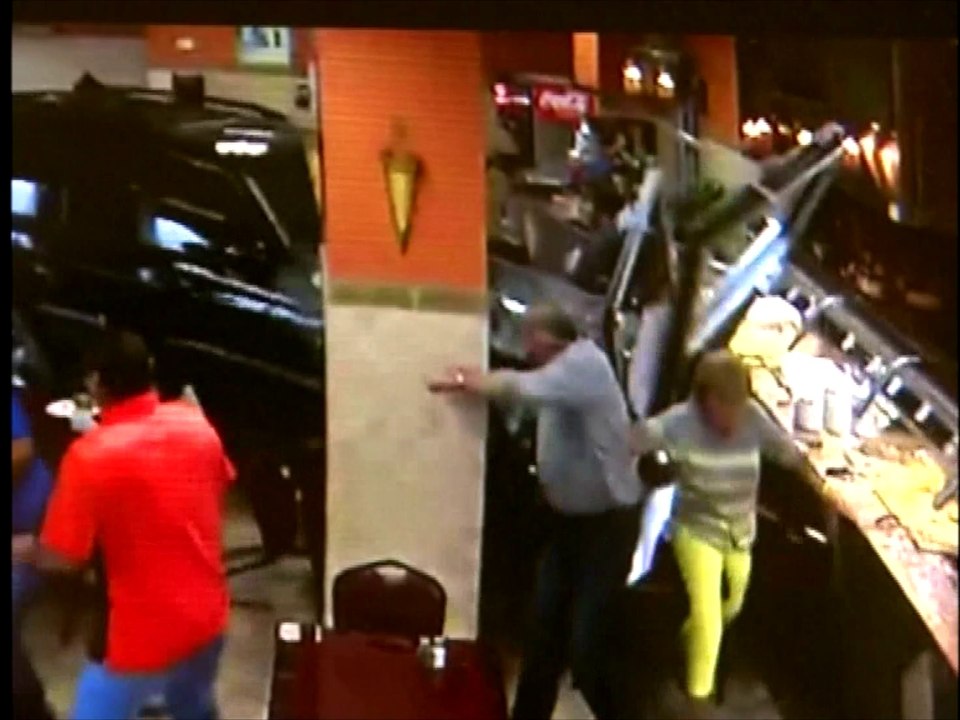 L'entrée fracassante d'un 4x4 dans un restaurant