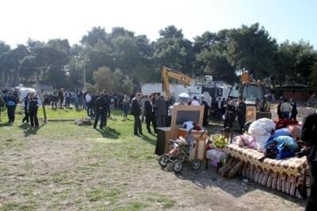 Buca'da Yıkımda Pompalı Tüfekli Saldırı: 5 Polis Yaralandı