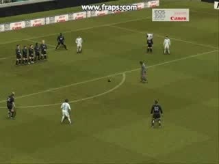 Coup franc direct du gardien Rolong