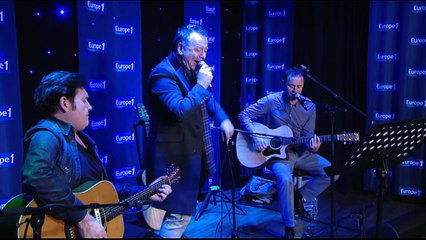 Le groupe Simple Minds interprète " Honest Town " en live