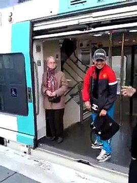 RER Surfing : deux hommes s'accrochent au métro !