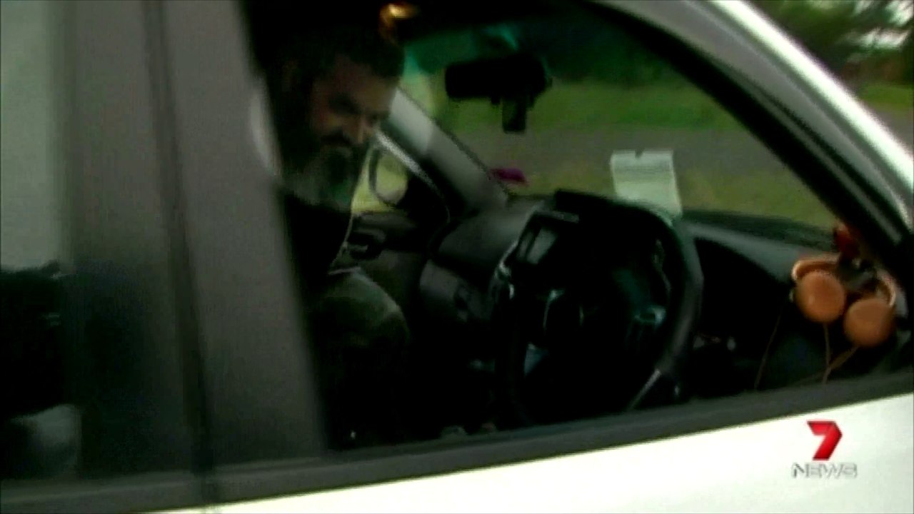 Il braque la voiture d'un journaliste TV et l'encastre dans une station-service