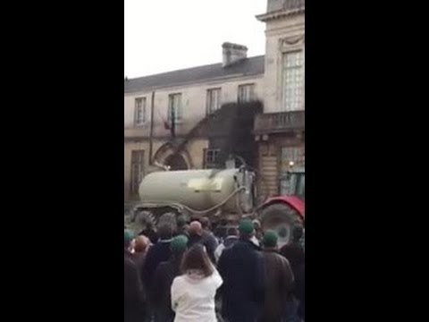 French farmers spraying shit in Paris
