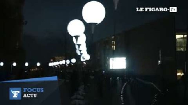 Une chaîne de ballons lumineux pour commémorer la chute du Mur