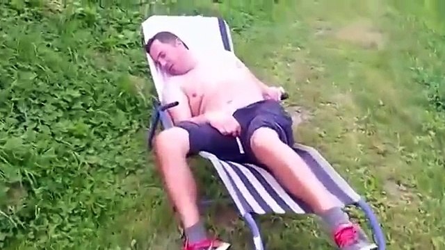 Blague sur un pêcheur endormi