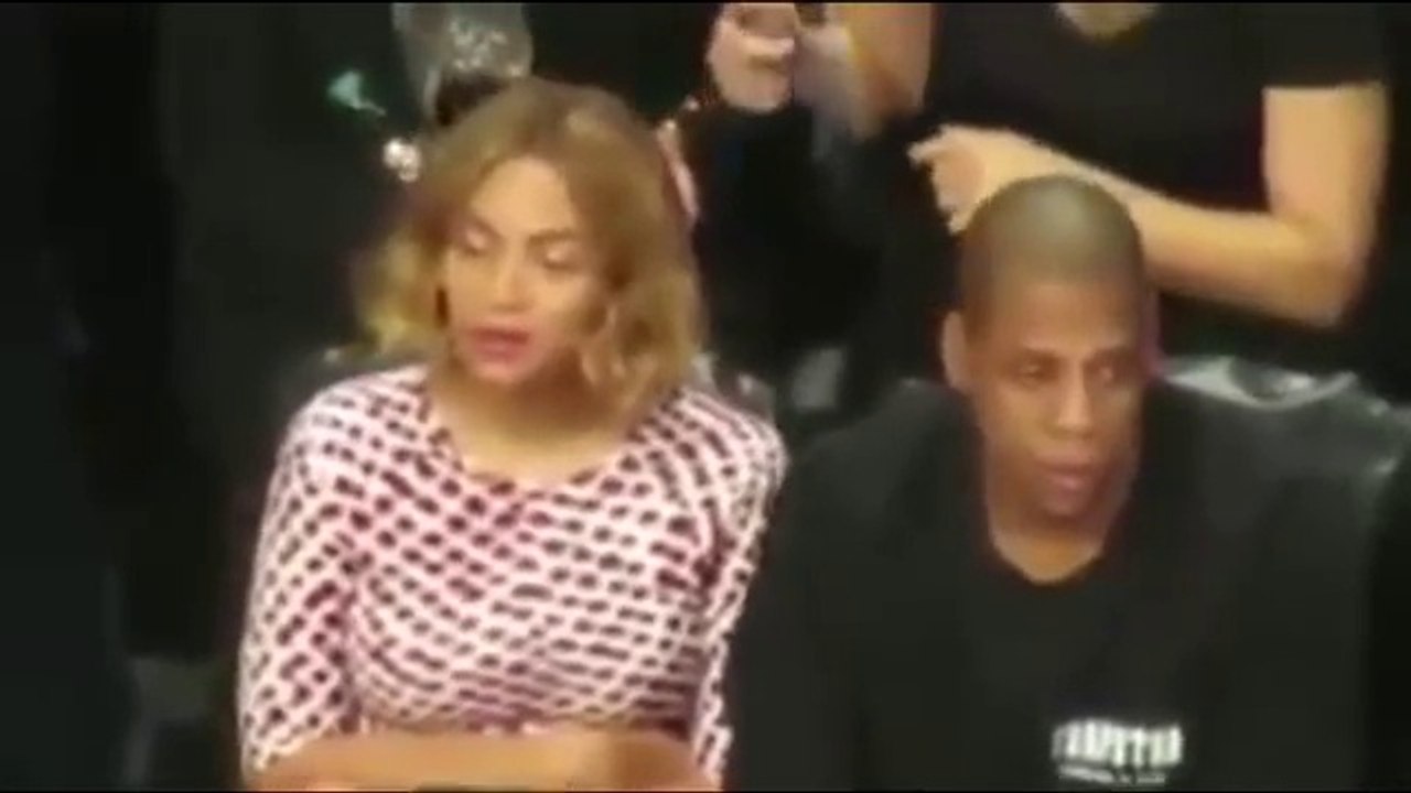 Beyoncé se balance bizarrement à coté de Jay-Z : droguée, possédée??
