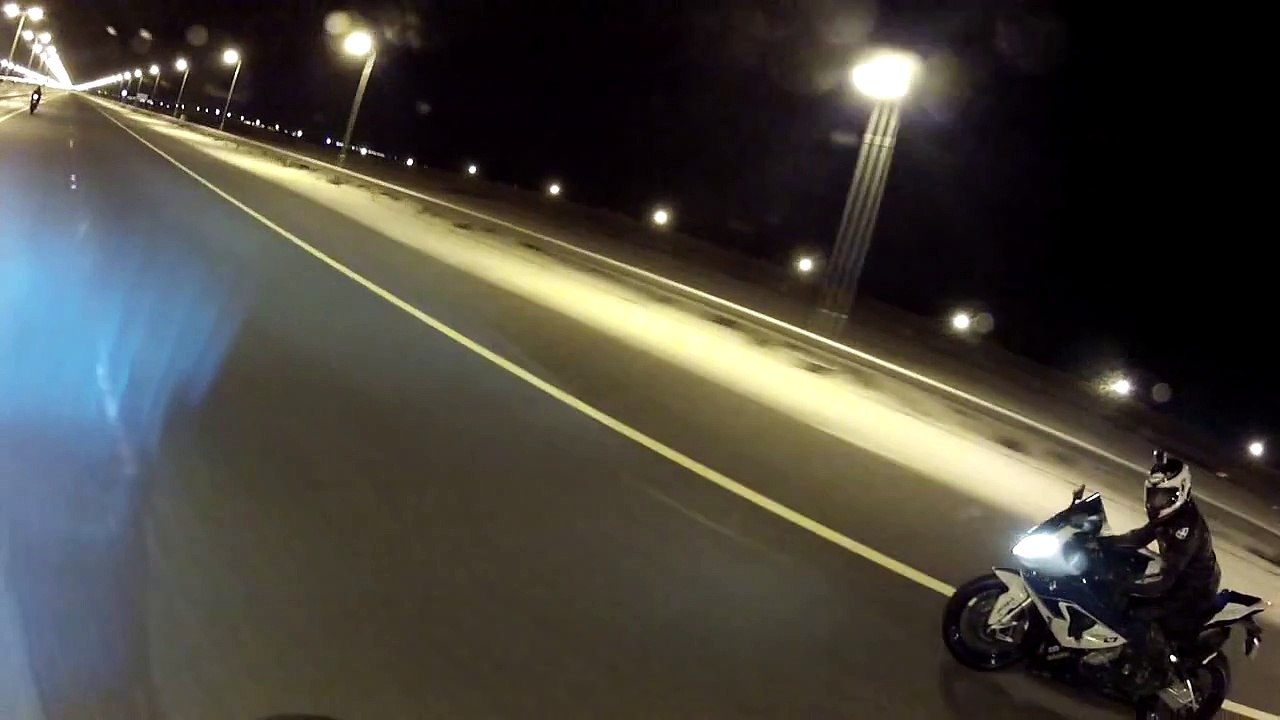 BMW S1000RR vs BMW S1000RR HP4 - Kısa Yarış - Araba Tutkum