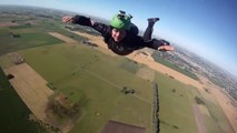 2 parachutistes à 2 doigts de s'écraser au sol!