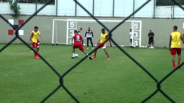 Luis Fabiano arrisca de longe e quase faz golaço em treino