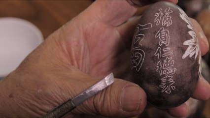 Gravure sur oeuf : Écrire de la petite calligraphie